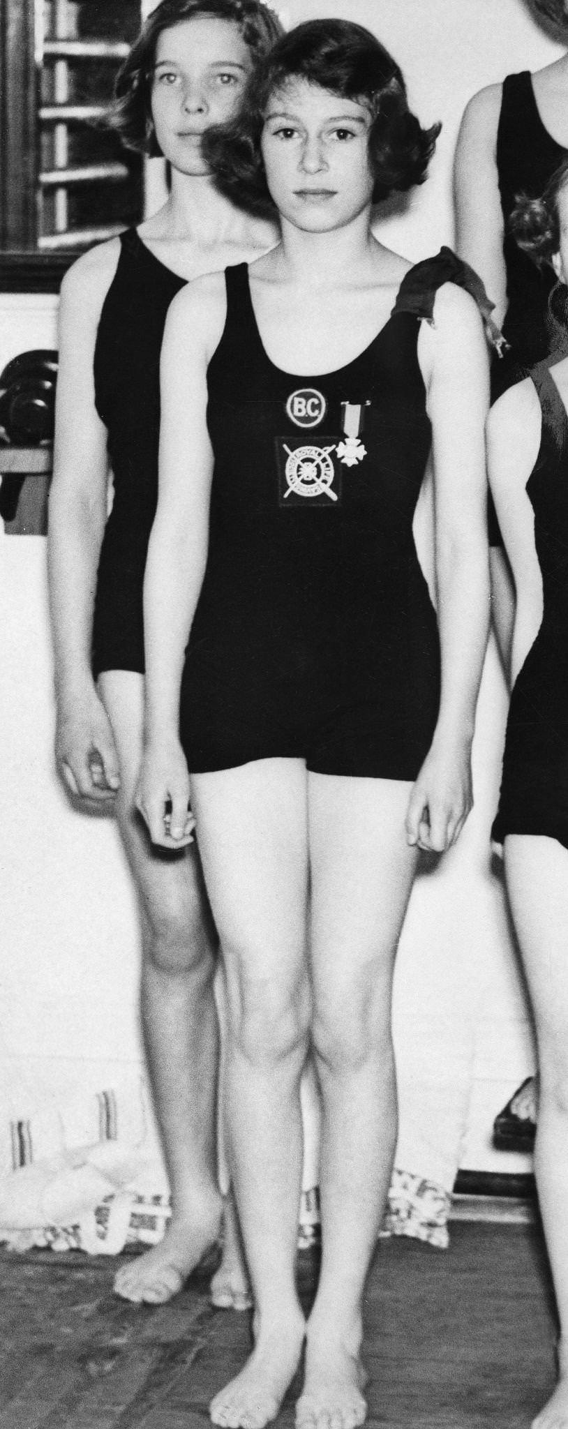 Elizabeth II as a teenager: Elizabeth II, Queen of England since 1953, won a children's swimming competition in London with 35 points in 1939. (Vintage property of ullstein bild)