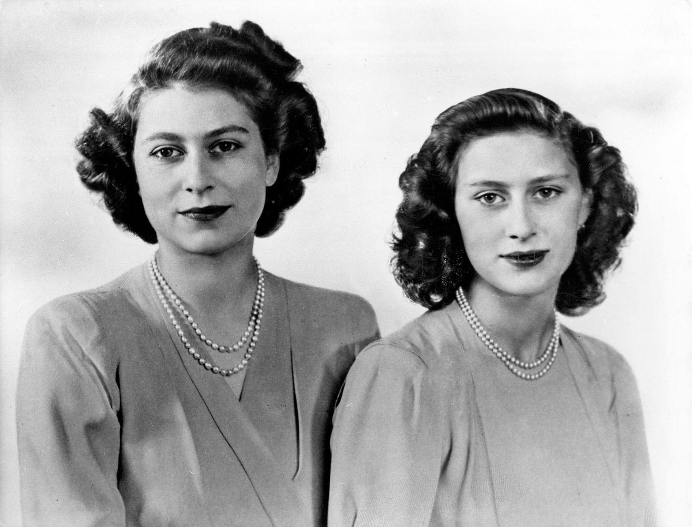 Queen Elisabeth II and Princess Margaret at Dorothy Wilding's Photography, 1946.