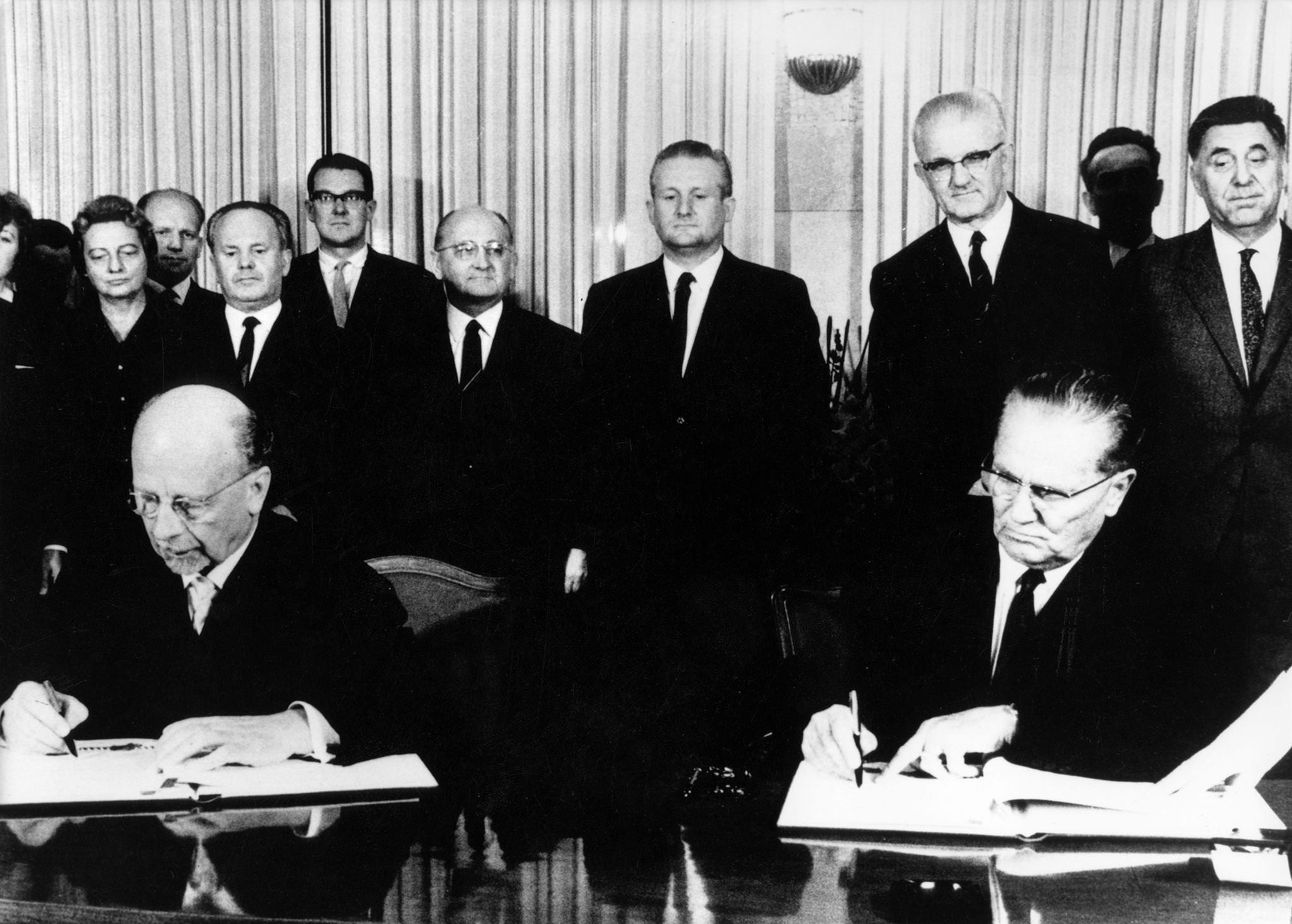 State visit of Walter Ulbricht to Yugoslavia: Signing of the agreement on the conversion of diplomatic representations into embassies by State President Josip Broz Tito, 1966