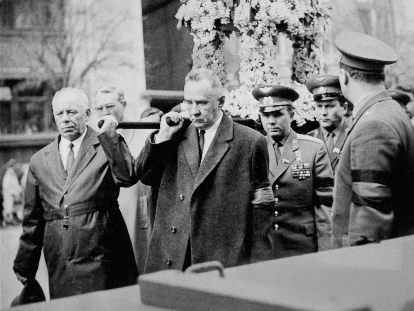 Vladimir M. Komarov Funeral in Moscow: Pallbearers carrying decorated coffin, in the middle Minister President Alexei Kosygin, behind him cosmonaut Yuri Gagarin, 1967