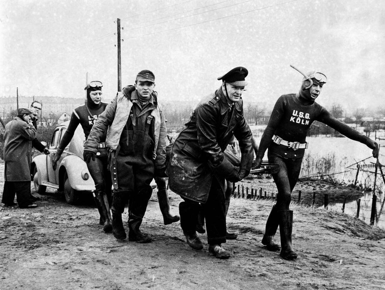 Aides during the North Sea Flood of 1962 in Hamburg, West Germany