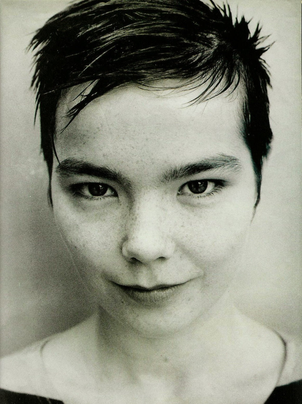 Björk's Iconic Pixie Cut: A Timeless Moment Captured by Herb Ritts in 1989