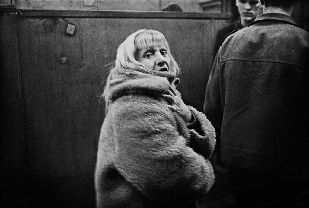 The Vibrant Community of Cafe Lehmitz in Hamburg's Red-Light District during the 1960s