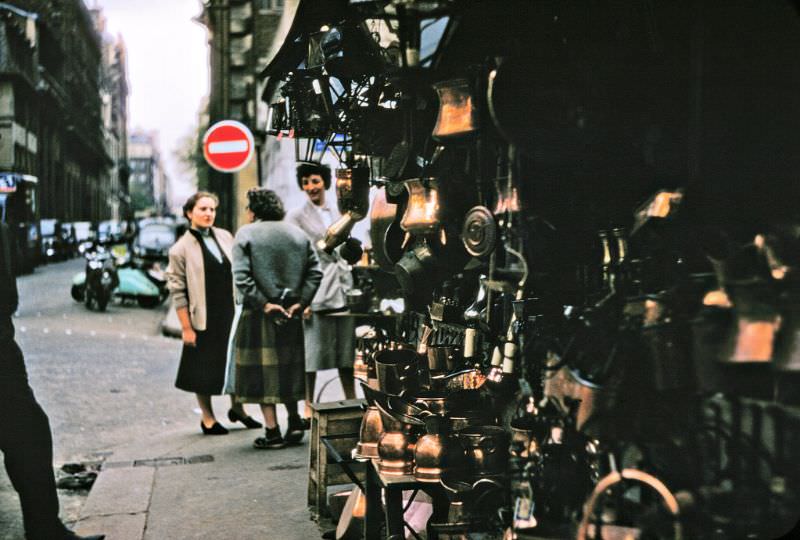 Flea Market (marché aux puces), Porte de Clignancourt, Paris.