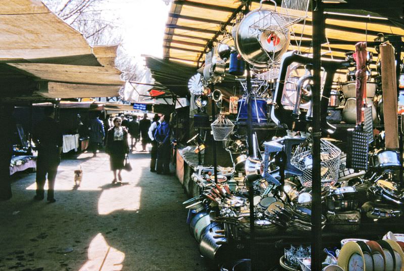 Flea Market (marché aux puces), Porte de Clignancourt, Paris.