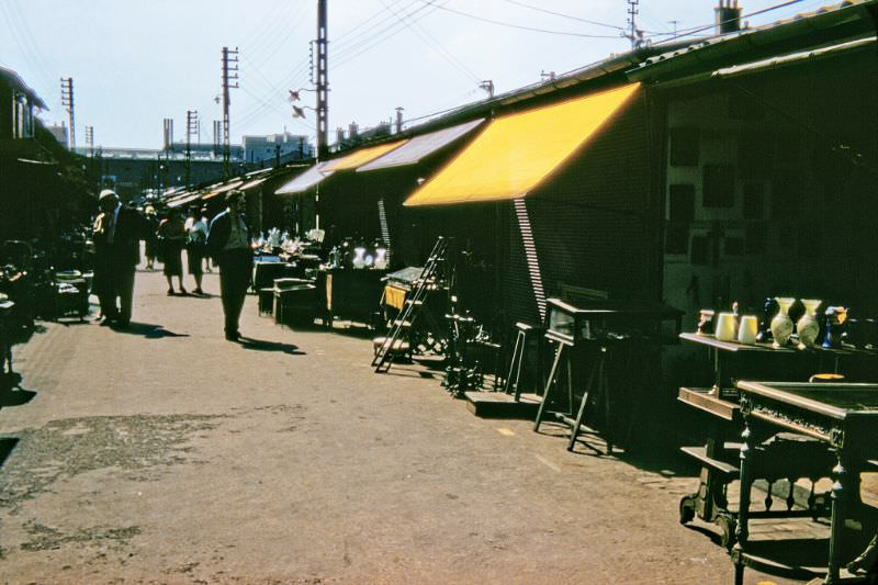 Flea Market (marché aux puces), Porte de Clignancourt, Paris.