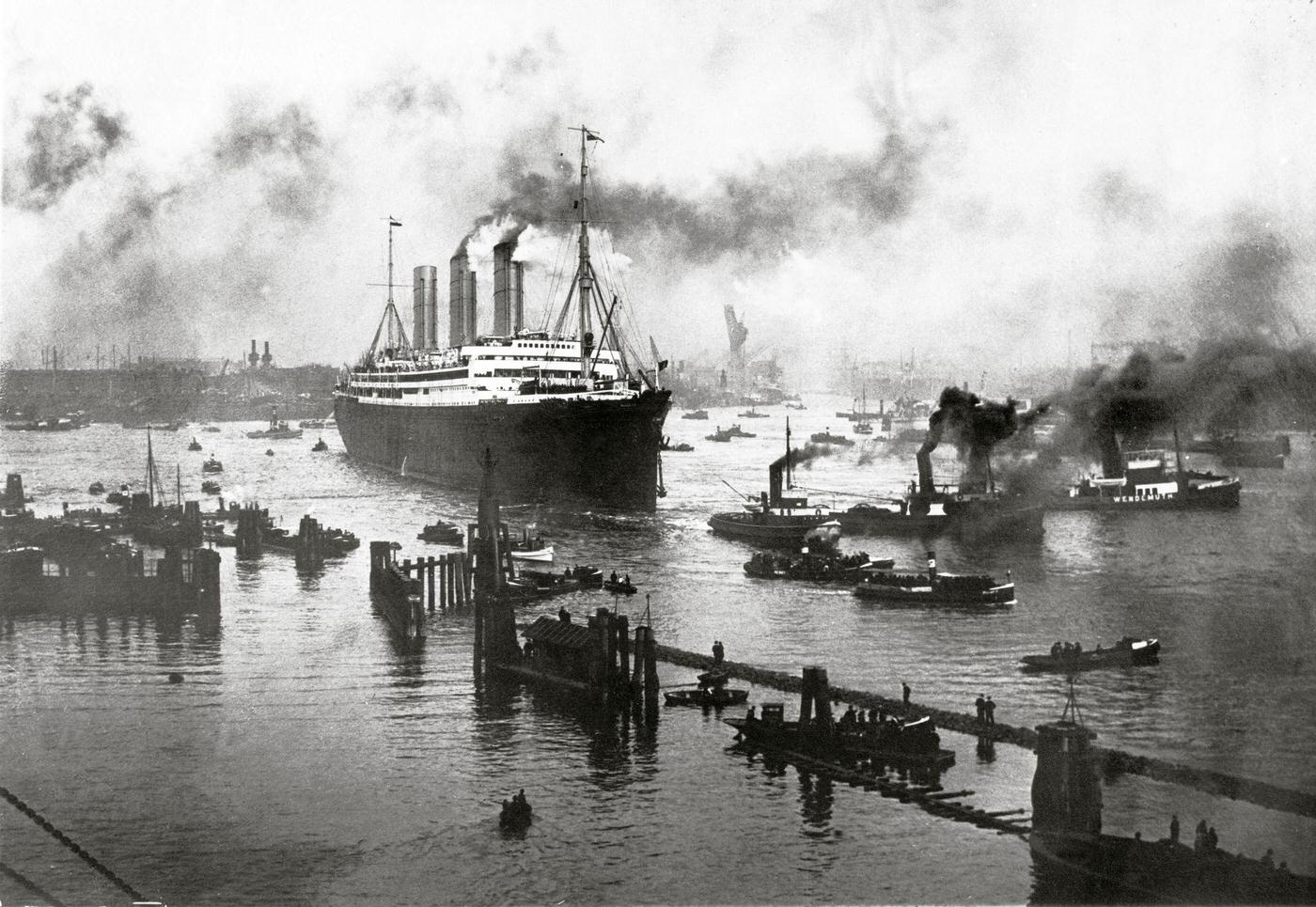 Maiden voyage of the "Imperator", the largest ship in the world, leaving from the harbor in Hamburg, Germany, 1913