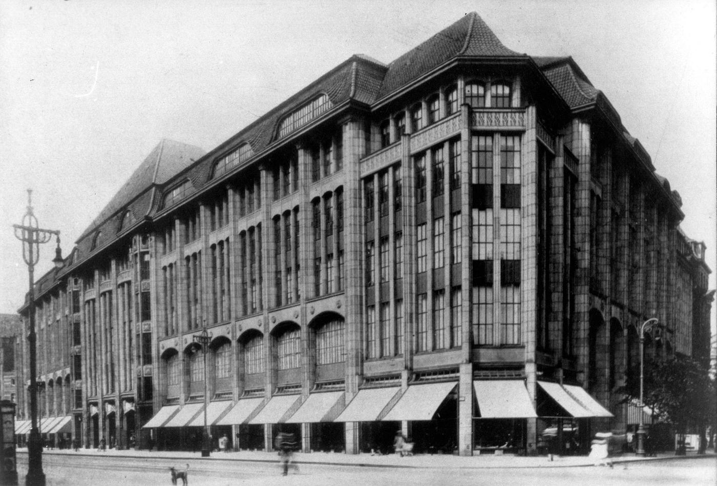 Department store "Karstadt" at Moenckebergstrasse in Hamburg, Germany, around 1912
