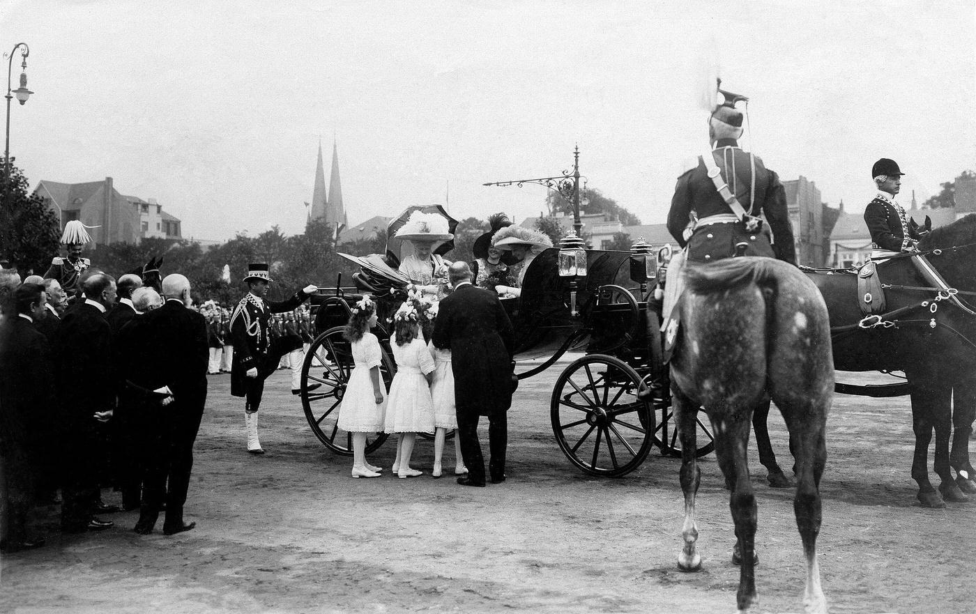Arrival of Empress Auguste Viktoria of Germany and Queen of Prussia with her princesses in Hamburg-Altona, 1911