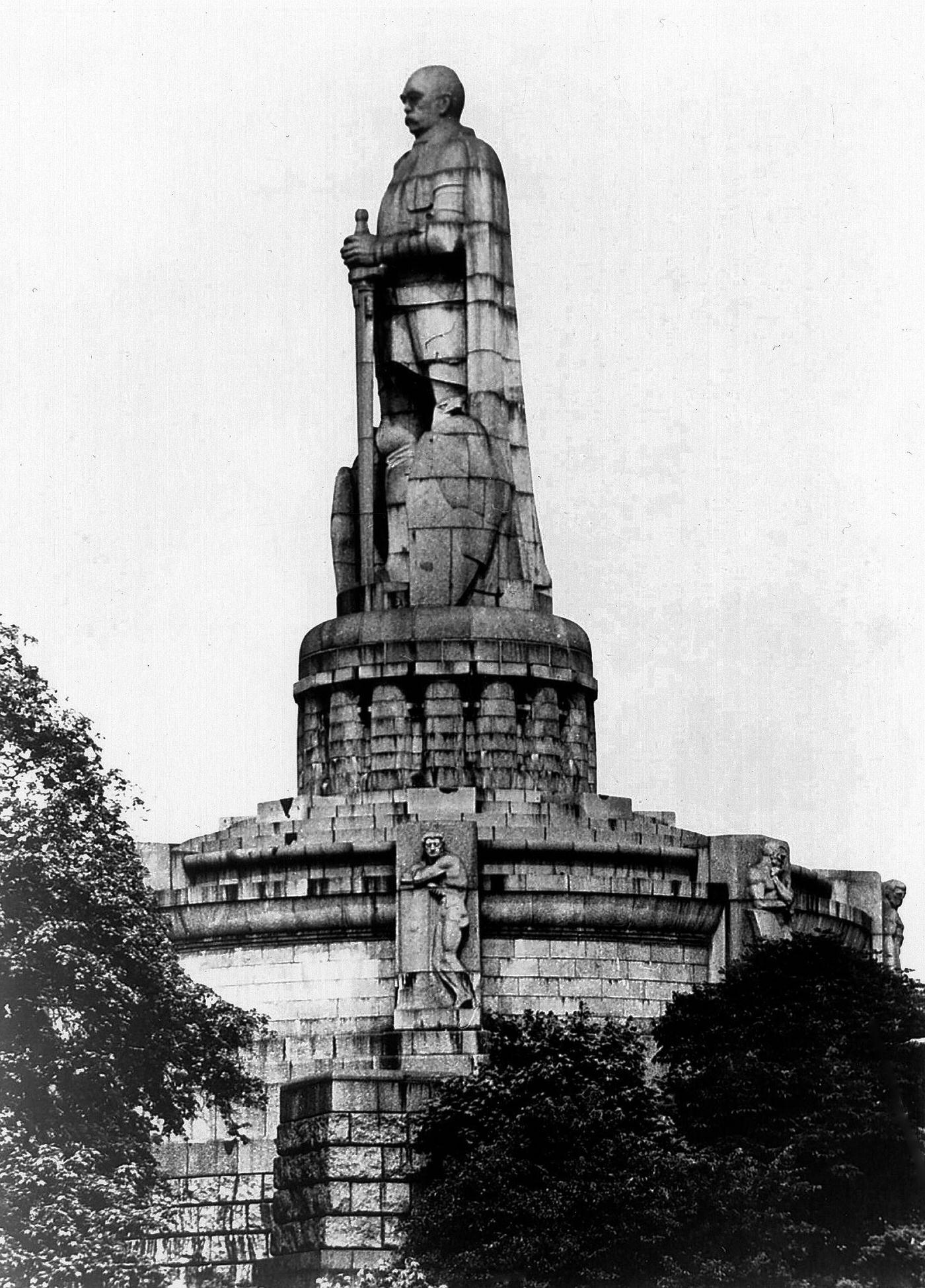 Denkmal von Hugo Lederer am Millerntor in Hamburg of Otto von Bismarck, 1910