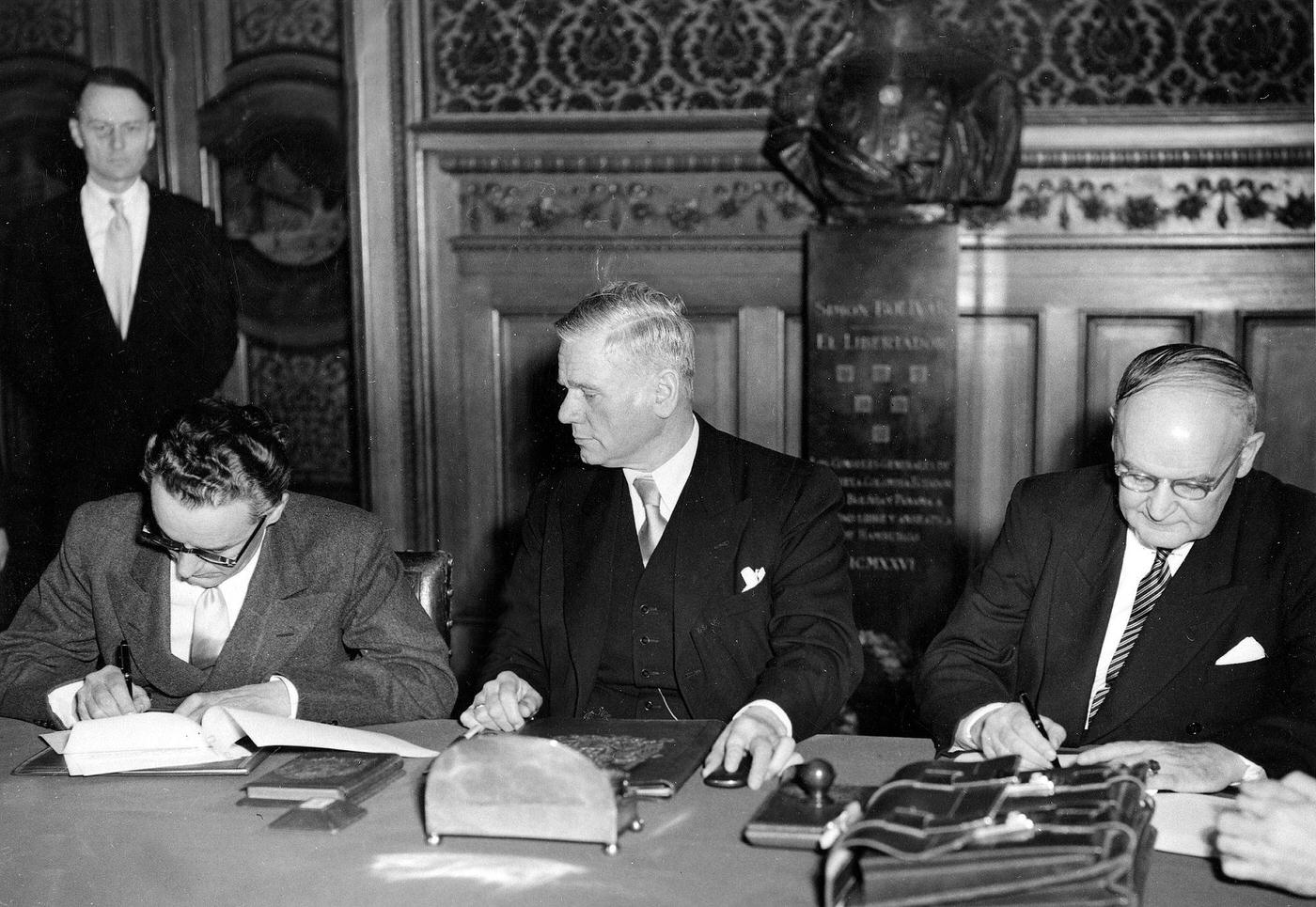 Max Brauer, politician and First Mayor of Hamburg, at the signing of the German-Chilean trade agreement in the Hamburg Rathaus, 1951