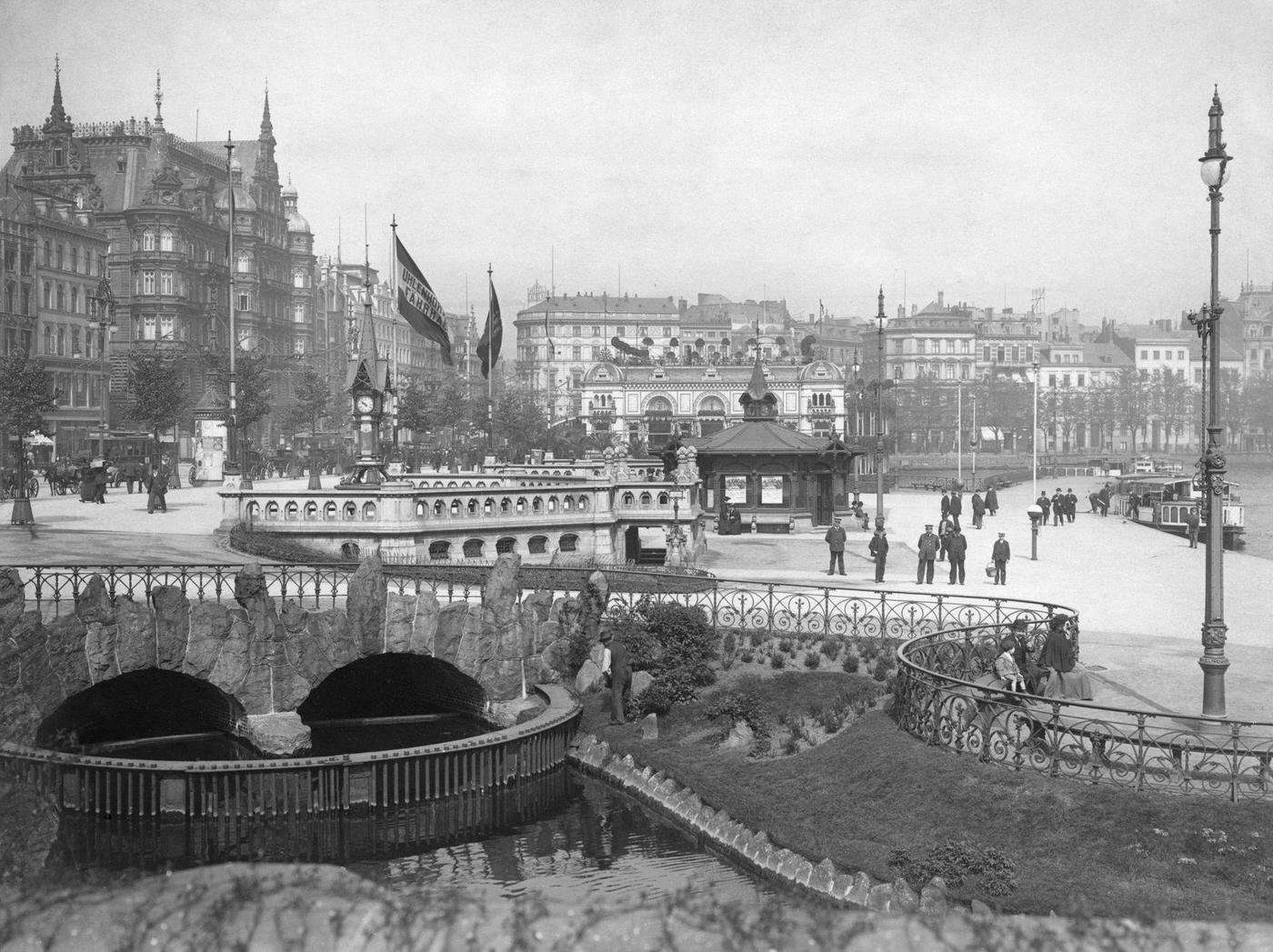 View of the Jungfernstieg promenade on the River Alster in Hamburg, Germany, with the Alster Pavillon in the background, 1910