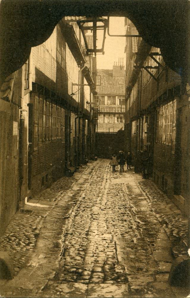 Courtyard in the Breitengang, Hamburg