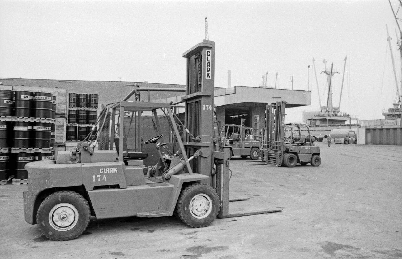 Handling of containers at the container port of Hamburg, Germany 1970s