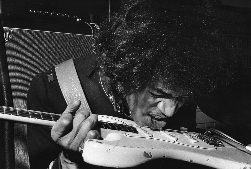 Jimi Hendrix: The Guitar Wizard Who Played with His Teeth