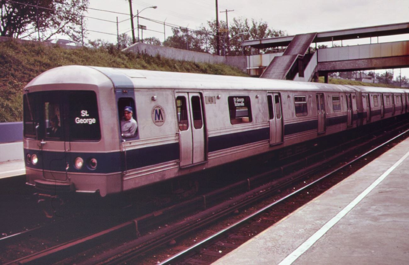 Staten island rapid transit, part of the new york subway system, connects the small towns of the borough of richmond, 1970s