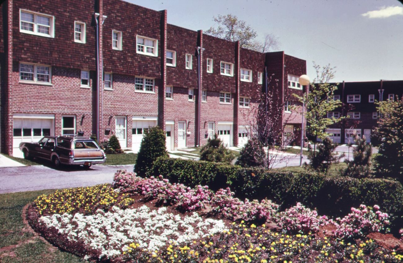 Yacht club cove on staten island: an "environmental" community of cluster housing around a central open space designed to preserve land values, 1970s