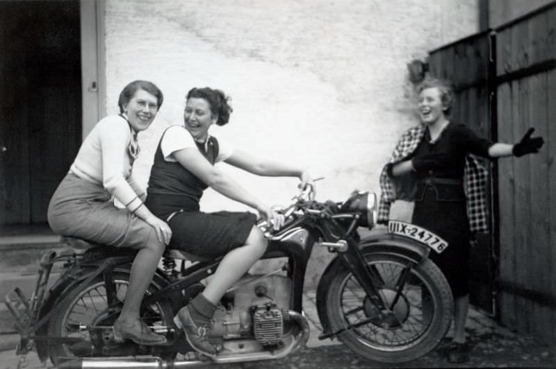 Three cheerful young ladies posing enthusiastically with a zündapp k500. The bike is registered in the german state of württemberg, 1939.