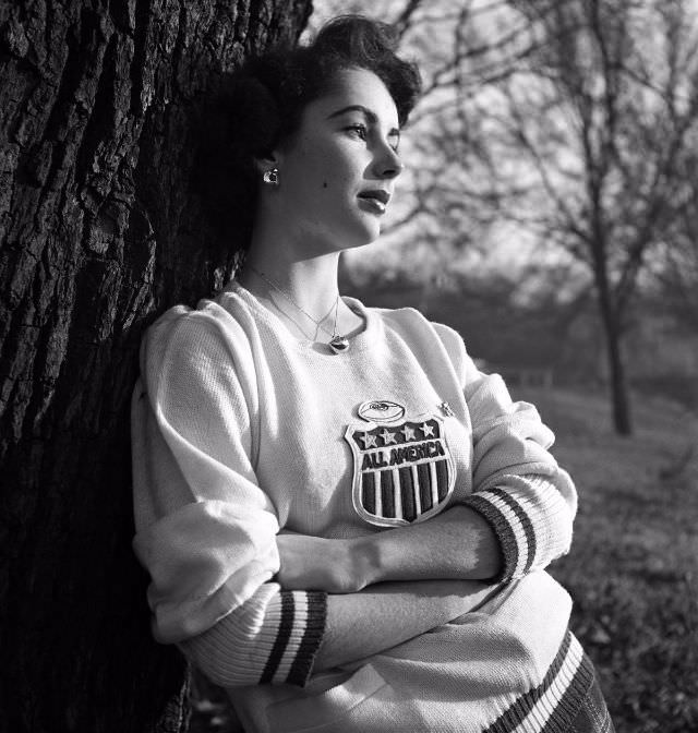 The Radiant 16-Year-Old Elizabeth Taylor: Mark Kauffman's Iconic Photos Capture a Hollywood Legend in the Making