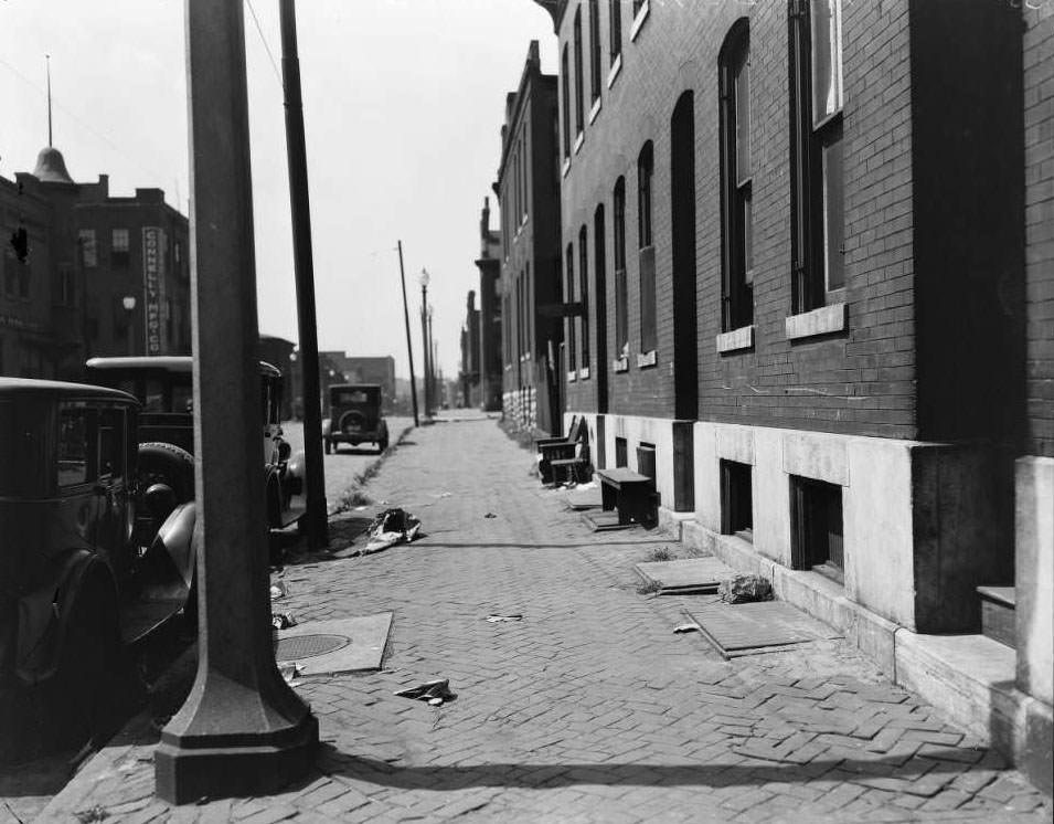 View of 2000 block of Walnut St. Connely Manufacturing Co. building at 2038 Walnut in the background, 1930
