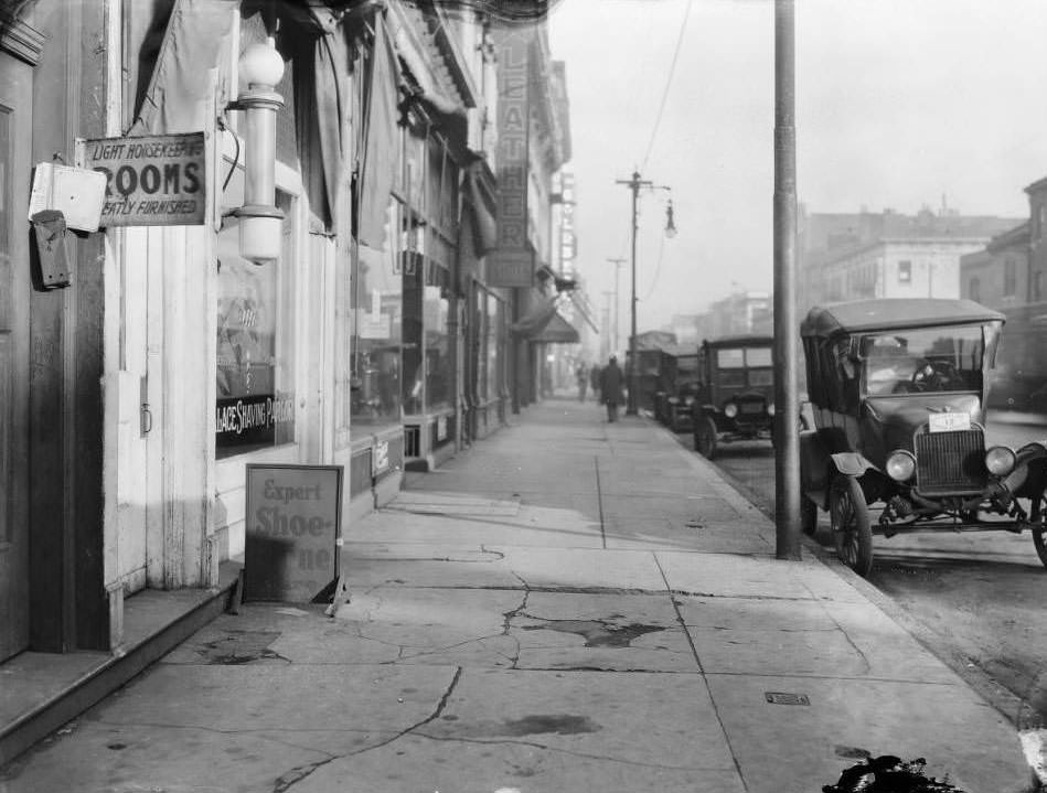 Looking east on Franklin Ave. towards 14th St. Louis Goldberg Furniture Co. at 1401-05 Franklin Ave, 1930
