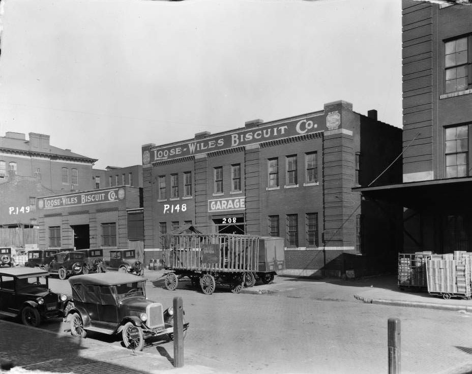 Loose-Wiles Biscuit Co. buildings at 202 and 208 15th St. near Walnut, 1930