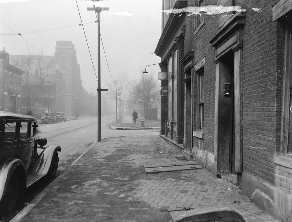 View of intersection at N. 15th St. and Wash Ave. with Congregation Sharis Sfard Synagogue and Carr Square visible, 1930