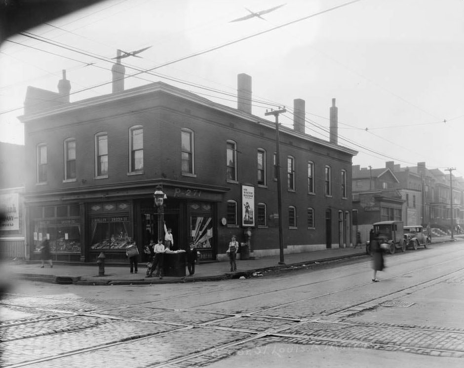 Street view of J. Mueller Grocer Company at 2829 Marcus Avenue, 1930