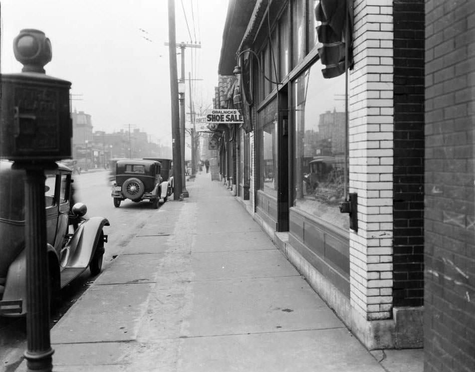 View of 600 block of N. 9th Street, with Gralnick's shoe store visible, 1931