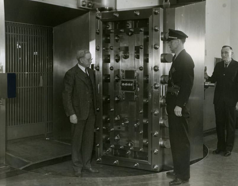 Vault door opens at the Mercantile Trust Company, 1930