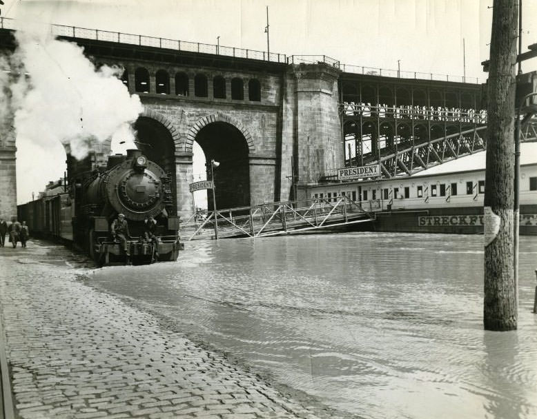 Eads Bridge train overflow, 1930
