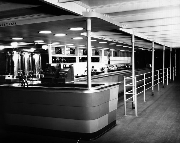 Fourth deck cafeteria of the President steamboat in 1930.