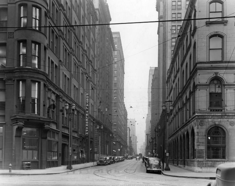 Fourth and Olive streets in 1930, looking west. The Ohio & Mississippi Railroad offices were in the building on the right.