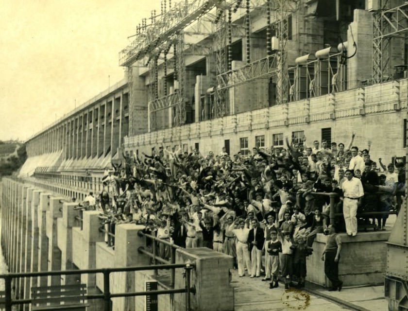 272 children of the Globe-Democrat Boys' Outing Club in front of the power plant at Bagnell Dam before a tour, 1930