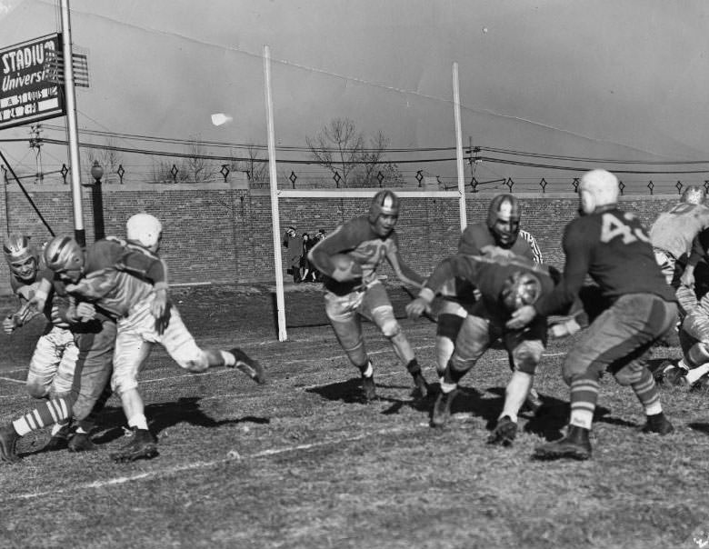 The Gunners football team's unsuccessful first-place battle against the Chicago Steelmen at Walsh Stadium, 1930