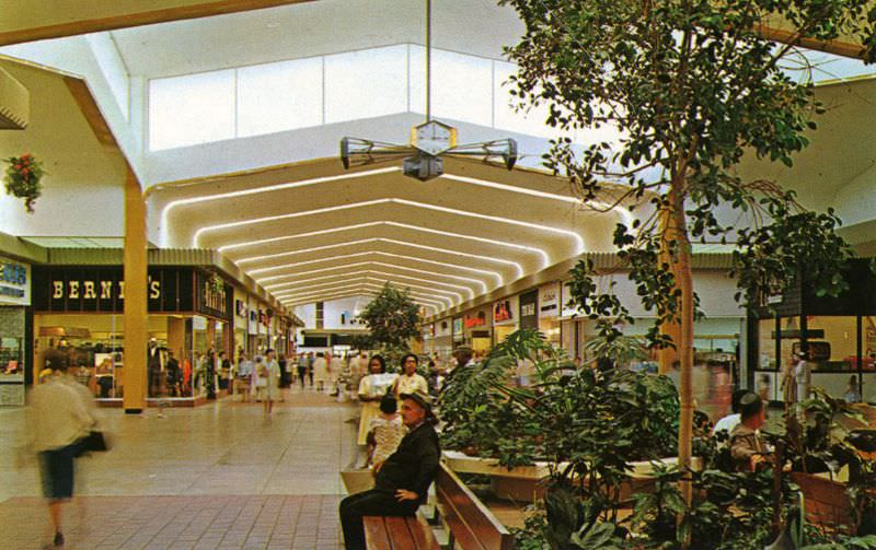 Tacoma Mall wide corridors, Washington
