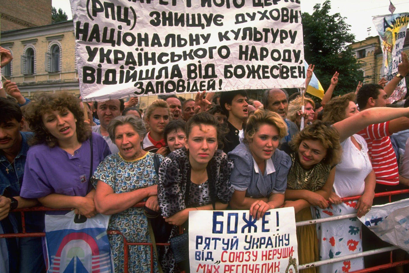 Sign-carrying pro-independence protestors demonstrate during Moscow summit republic-hopping visit by President George H.W. Bush.