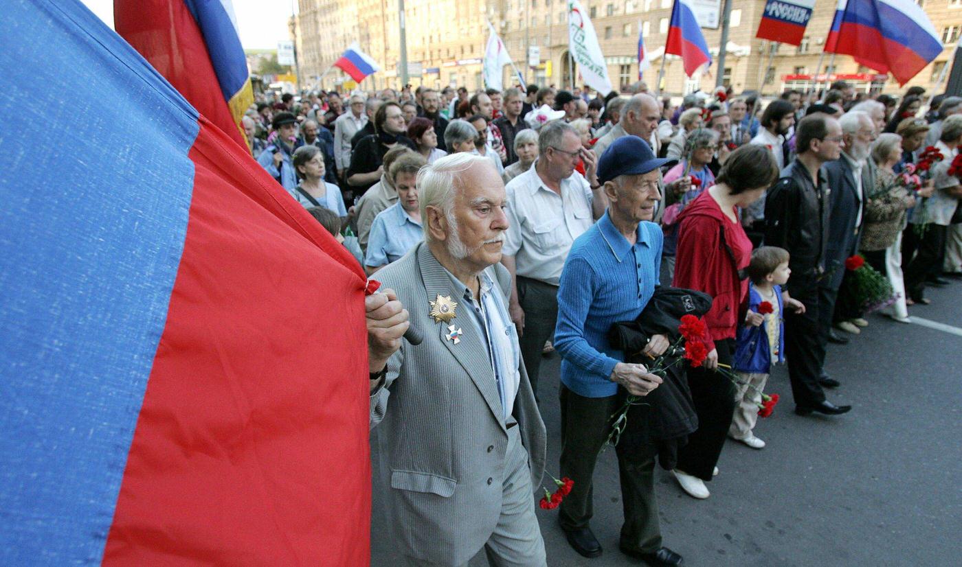 People carry flags during rally in Moscow commemorating the 15th anniversary of the failed 1991 coup that led to the re-birth of independent Russia.