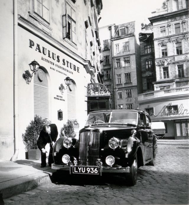 Austin A135 Princess saloon parked in a cobbled street in front of Vienna's oldest Heuriger tavern, 1955.