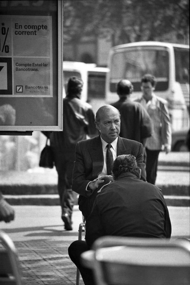 Shoe shine client, Plaça de Catalunya, Barcelona, 1990.