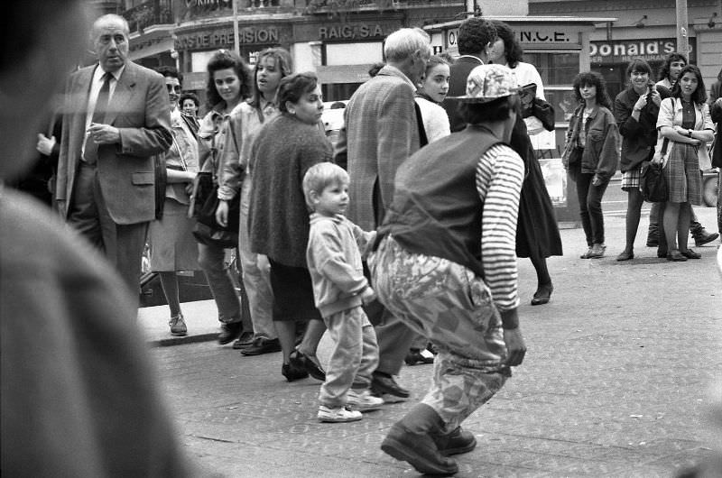 Street clown, Plaça de Catalunya, Barcelona, 1990.