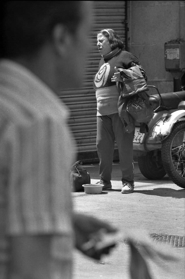 Street singer, La Rambla, Barcelona, 1990.