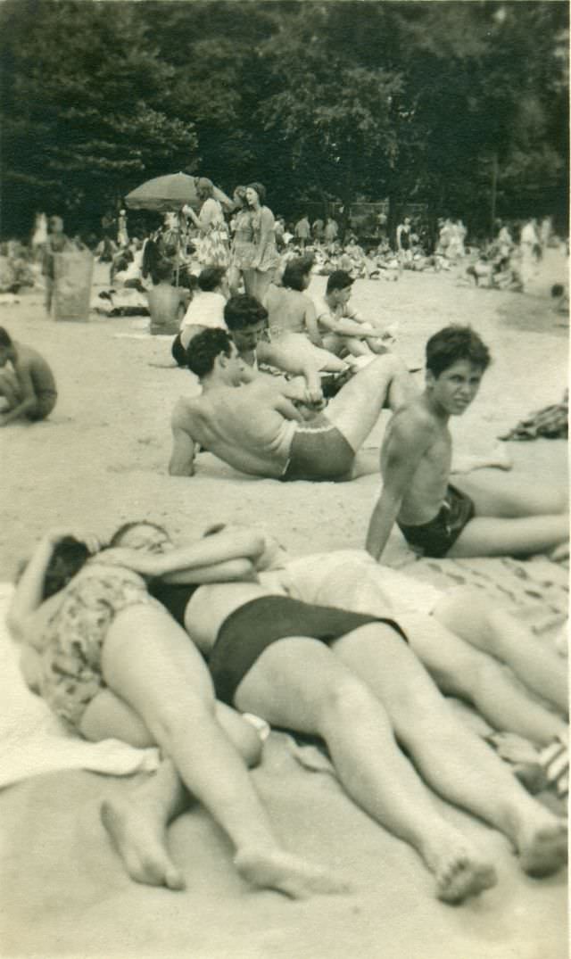 Beach Life in the 1940s Through These Fascinating Vintage Photos