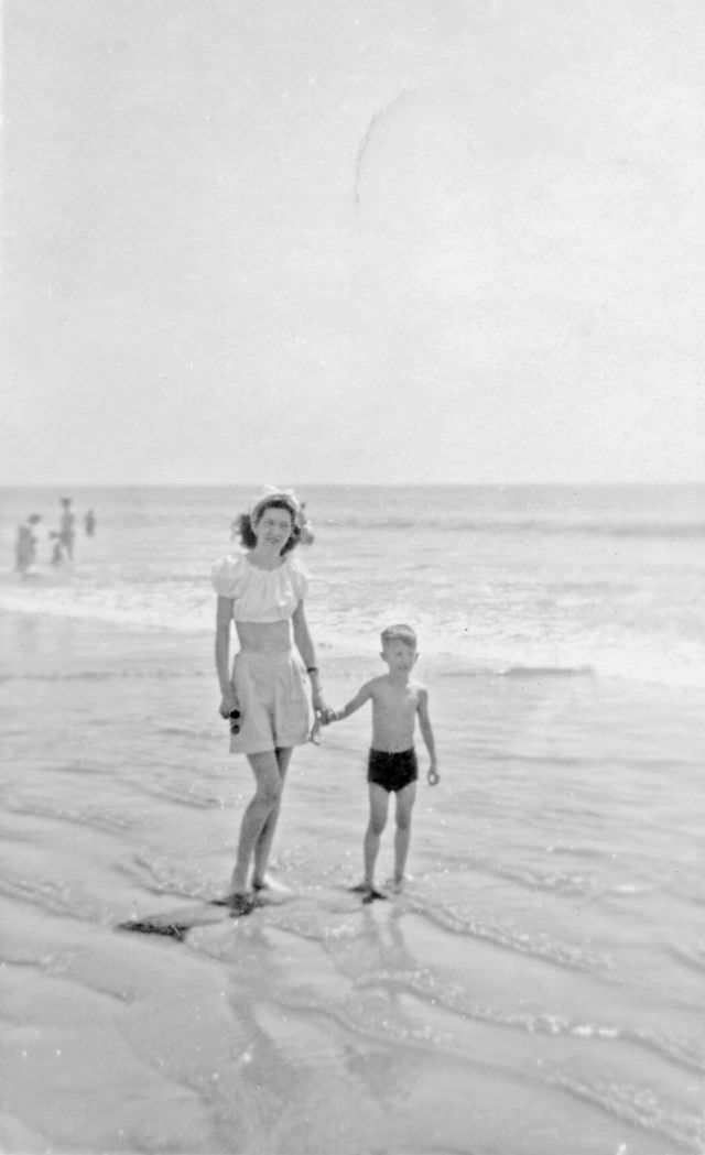 Beach Life in the 1940s Through These Fascinating Vintage Photos