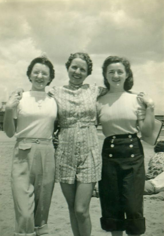 Beach Life in the 1940s Through These Fascinating Vintage Photos