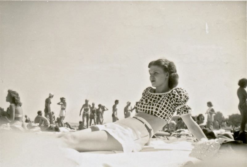 Beach Life in the 1940s Through These Fascinating Vintage Photos