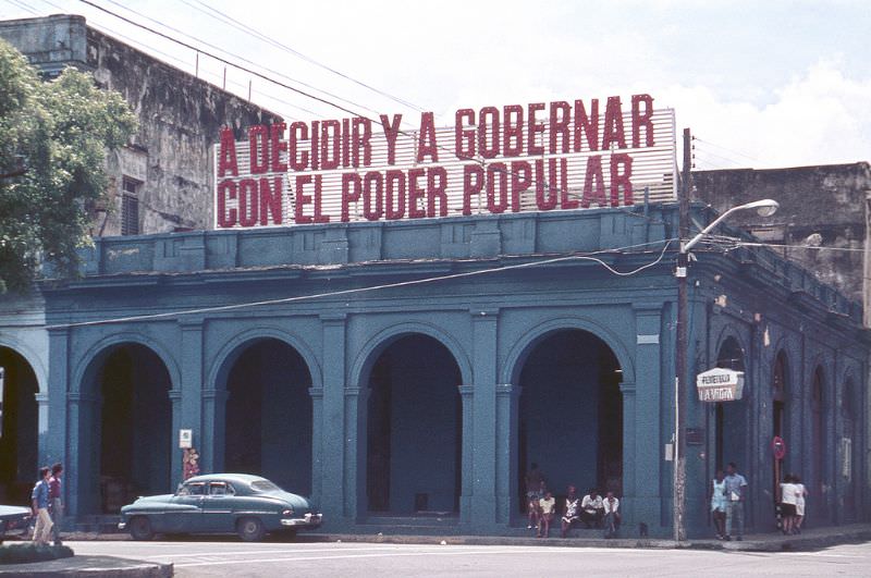 Political slogan 'To decide and govern with the people's power' on top of a colonial building, Matanzas, Cuba, 1976