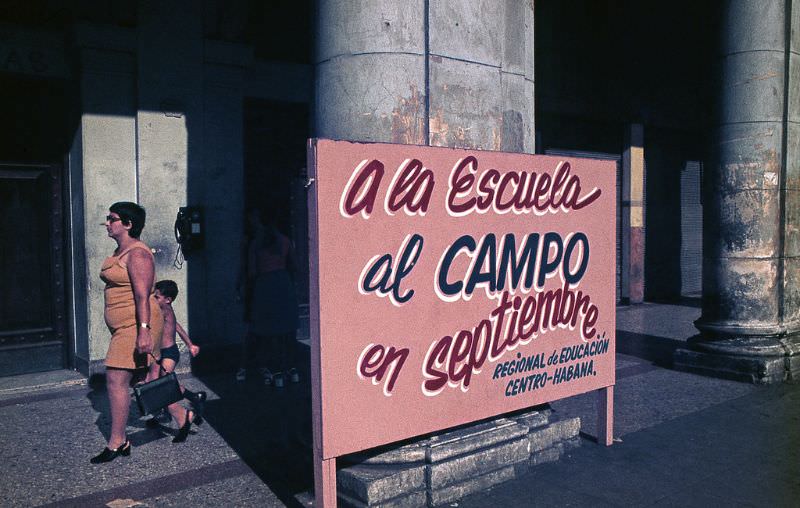 Poster announcing the return to school and to countryside in September, Havana, 1976