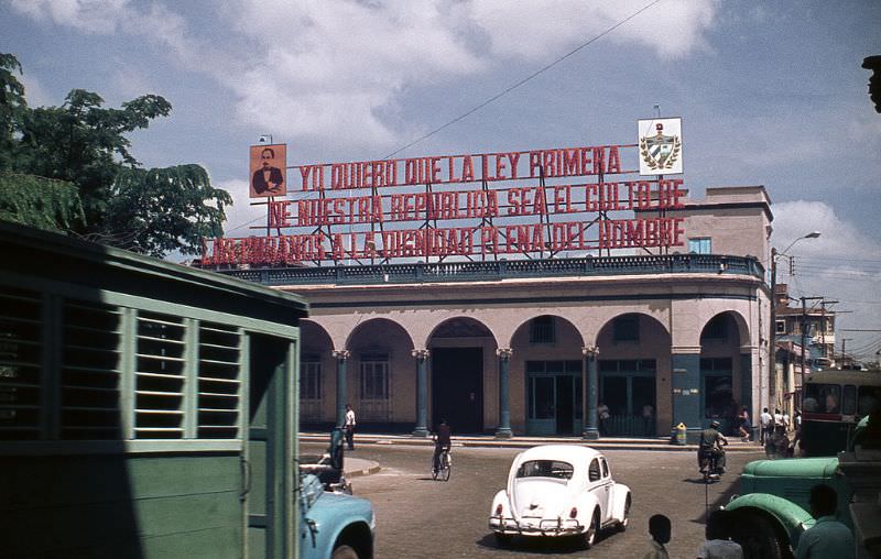 Colonial building at Parque Vidal, esquina del Museo de Artes Decorativas, Santa Clara, 1970s