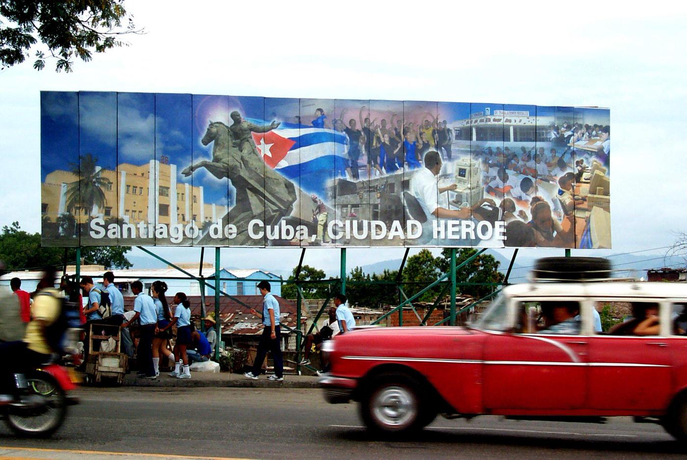 Poster with the inscription "Santiago de Cuba, heroic city" in Santiago de Cuba, 1990.
